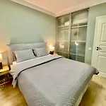 Apartment Roosikrantsi Elegant Retreat Near Old Town - Heart Reval